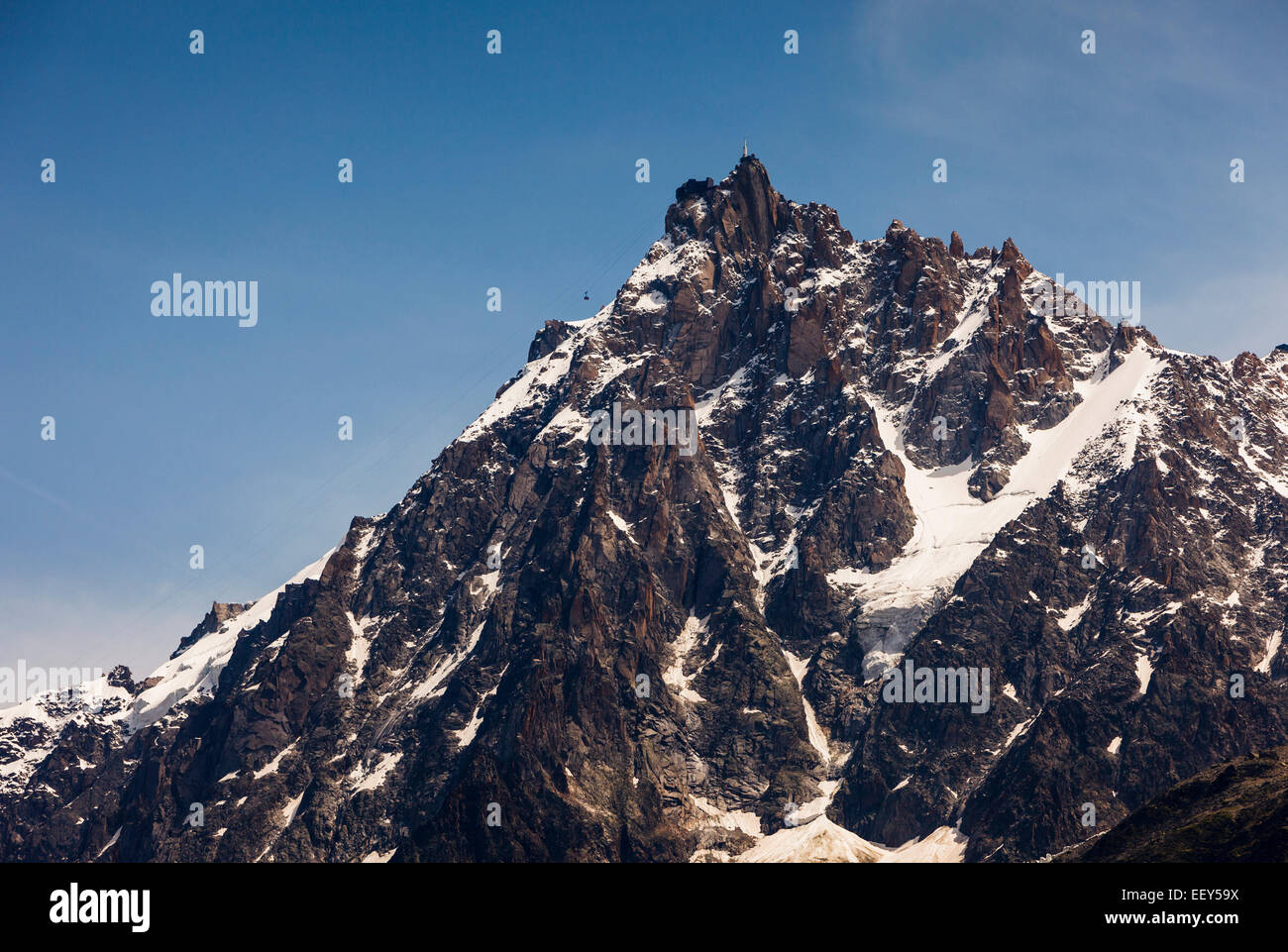 Aiguille du Midi di vertice con la funivia e la stazione al di sopra di Chamonix, Rhone-Alpes, Alta Savoia, Francia, Europa Foto Stock