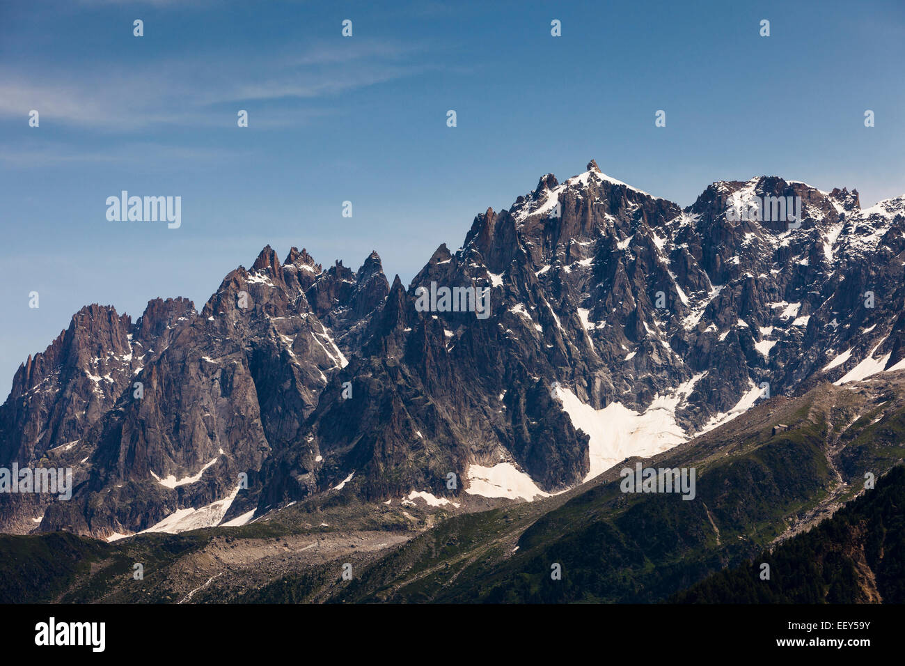 Le Aiguilles de Chamonix la gamma della montagna in estate, Rhone-Alpes, Alta Savoia, Francia, Europa Foto Stock