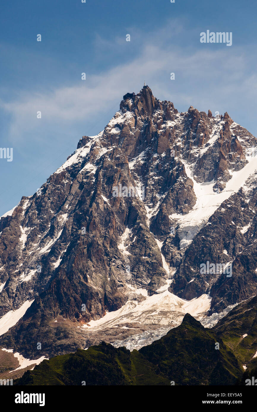 Aiguille du Midi di vertice con funivia al di sopra di Chamonix, Rhone-Alpes, Alta Savoia, Francia, Europa Foto Stock
