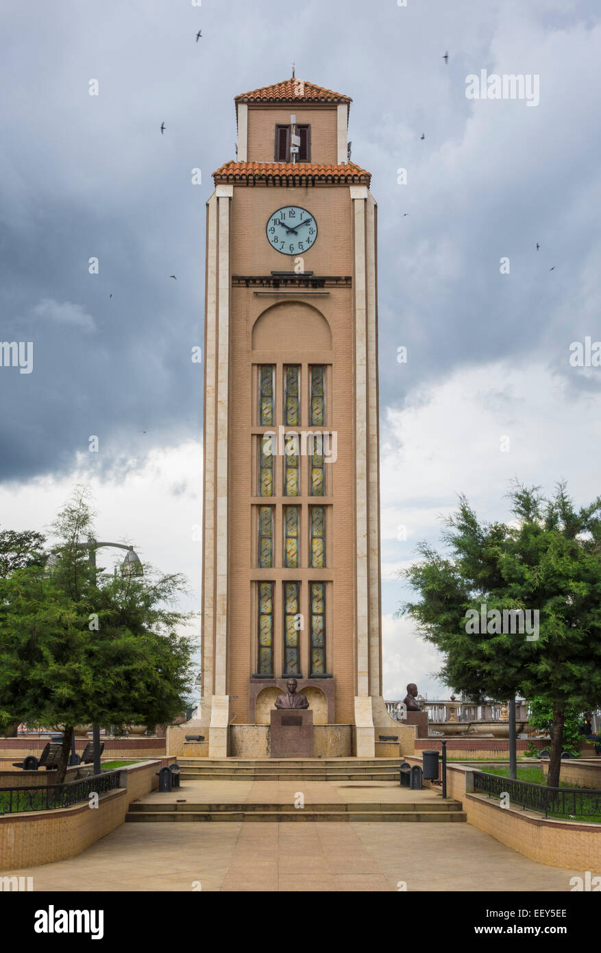 La torre dell Orologio e statue del presidente e del capo di stato nella sua città natale di Mongomo, Guinea Equatoriale in Africa occidentale Foto Stock