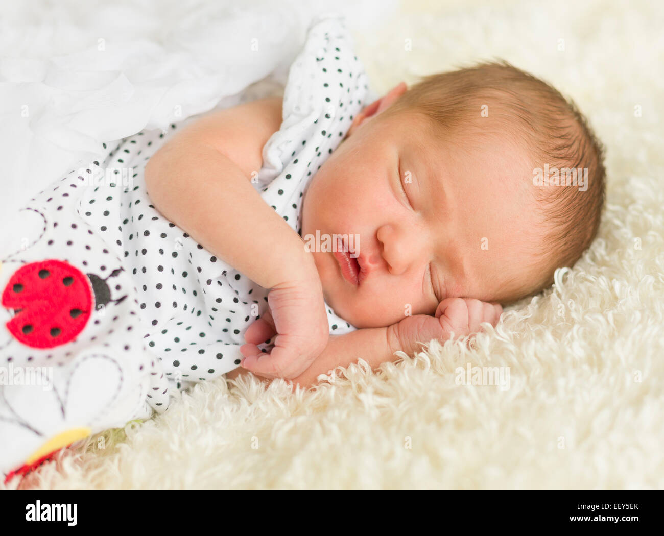 Neonato ragazza addormentata su una coperta Foto Stock