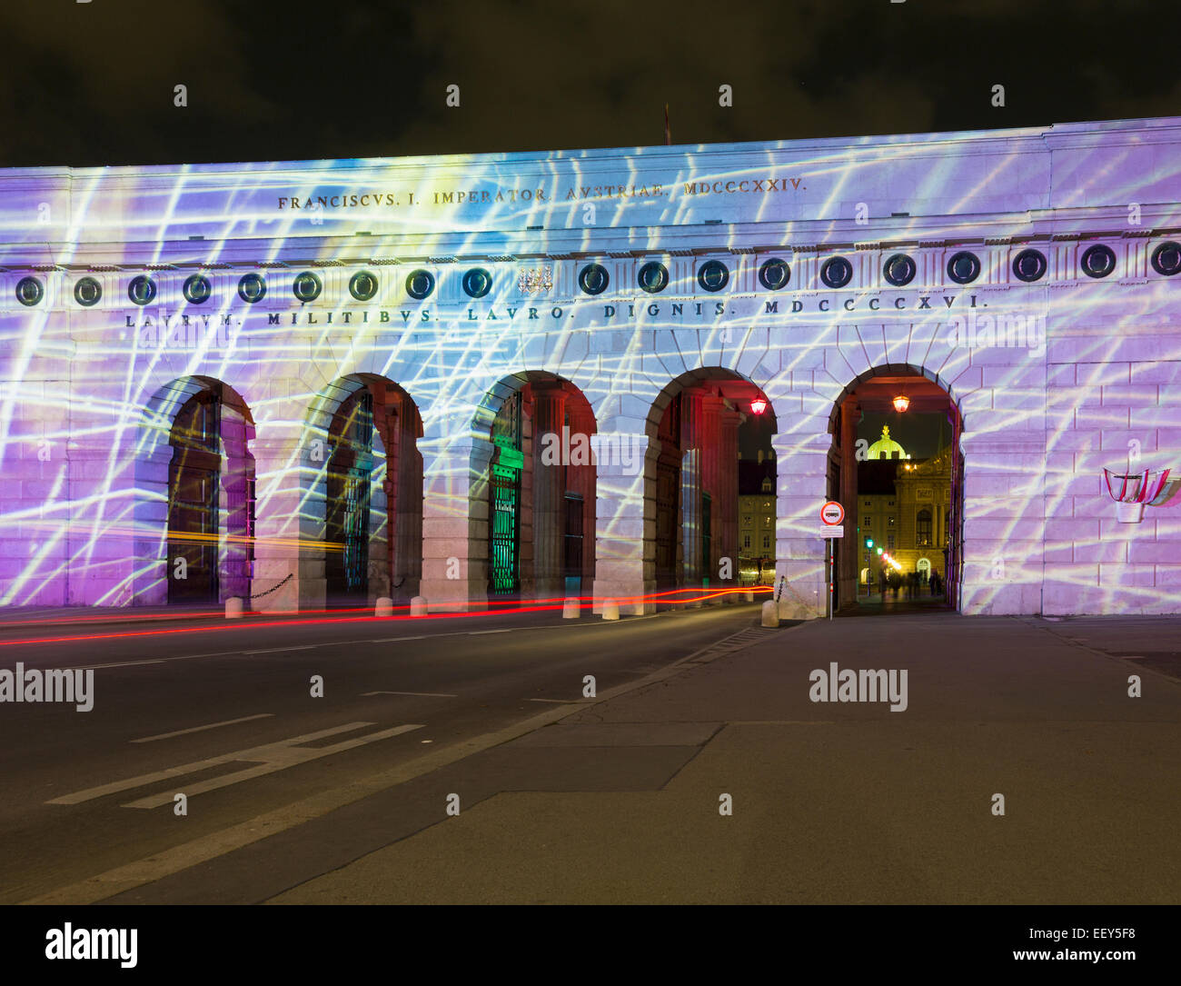 Luce che mostra l'antico castello esterno gate e archi in Heldenplatz, Vienna, Austria Foto Stock