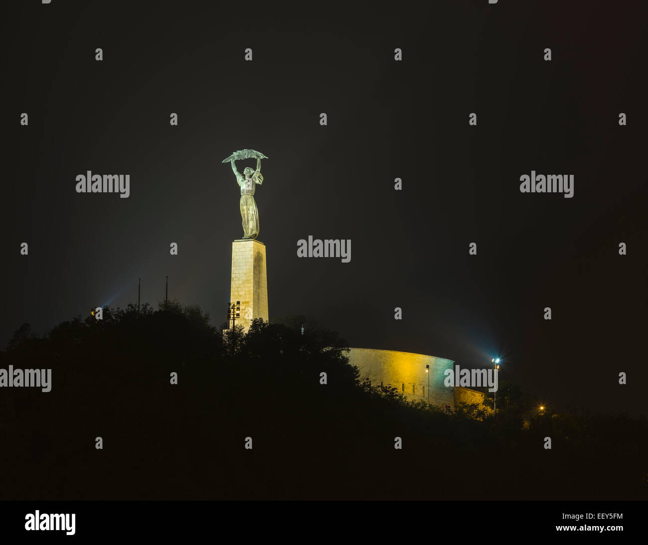 Night Shot della libertà illuminata o Liberty statua memoriale di guerra sulla collina Gellert Budapest, Ungheria Foto Stock