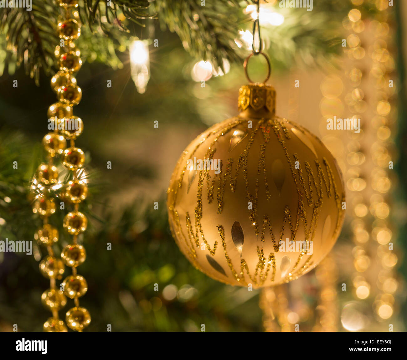 Le decorazioni di Natale su di un albero di Natale illuminato da luci Foto Stock