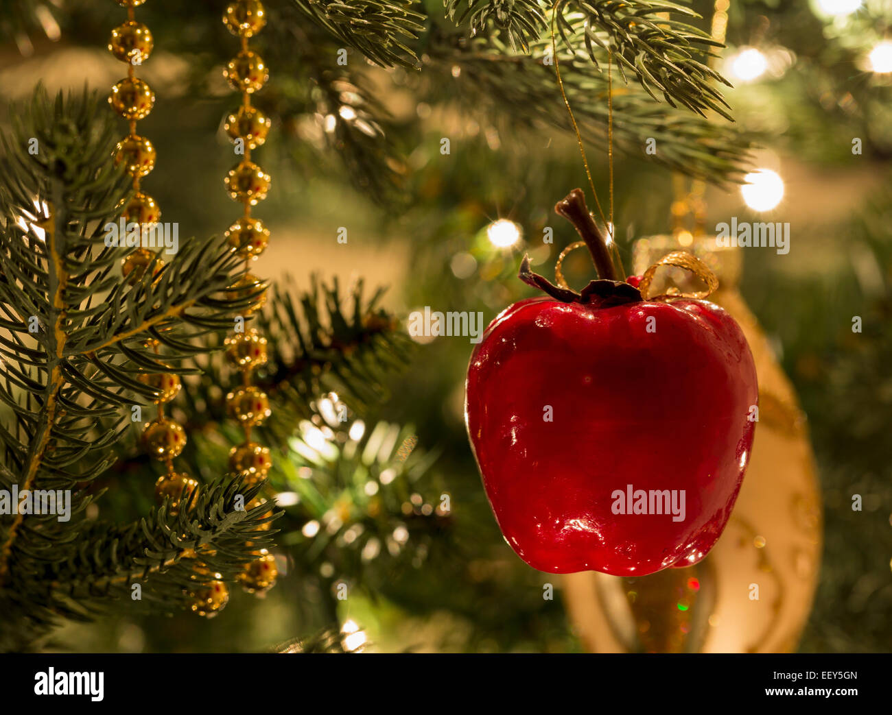 Addobbi per l'albero di Natale e le luci Foto Stock