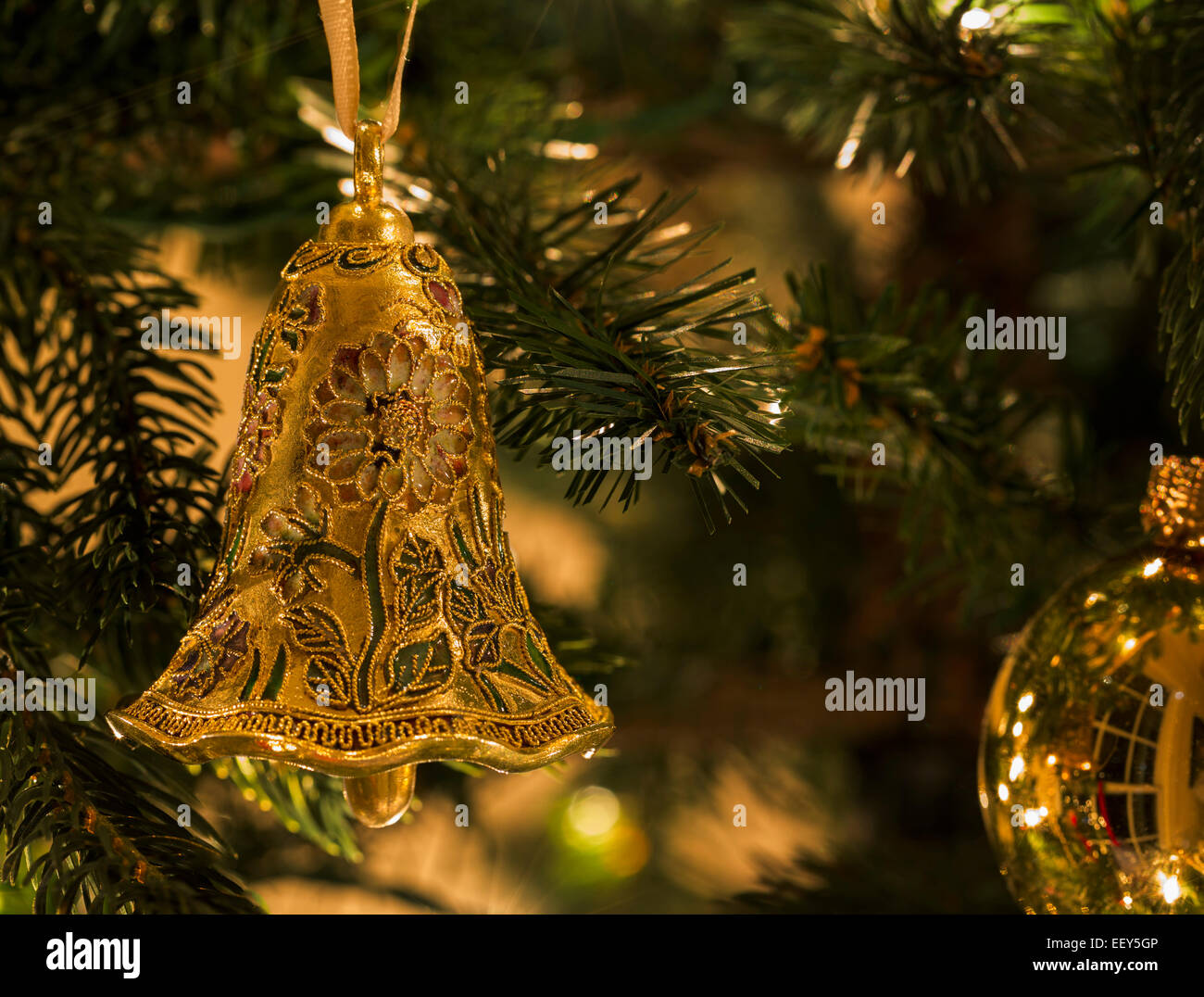 Macro immagini di decorazioni di Natale su di un albero di Natale illuminato da luci Foto Stock