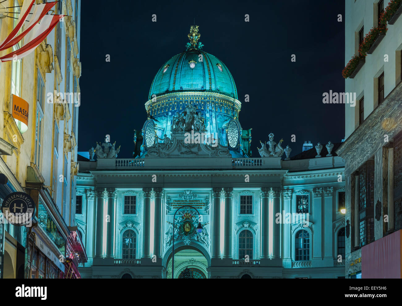 Palazzo di Hofburg di notte su Kohlmarkt a Vienna, in Austria Foto Stock