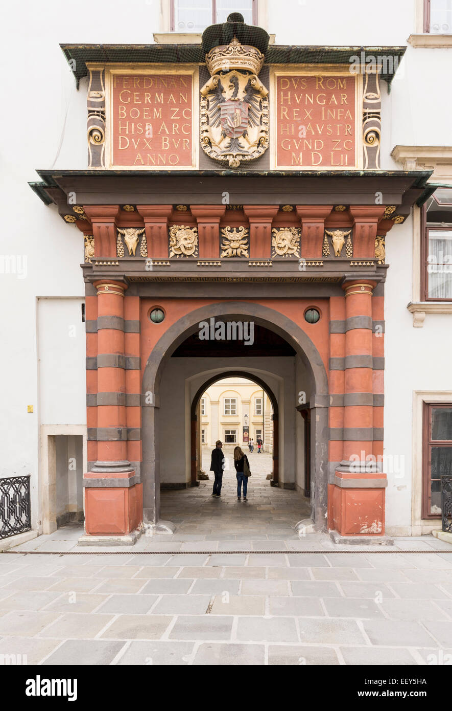 I turisti che visitano il Palazzo di Hofburg di Vienna in Austria Foto Stock