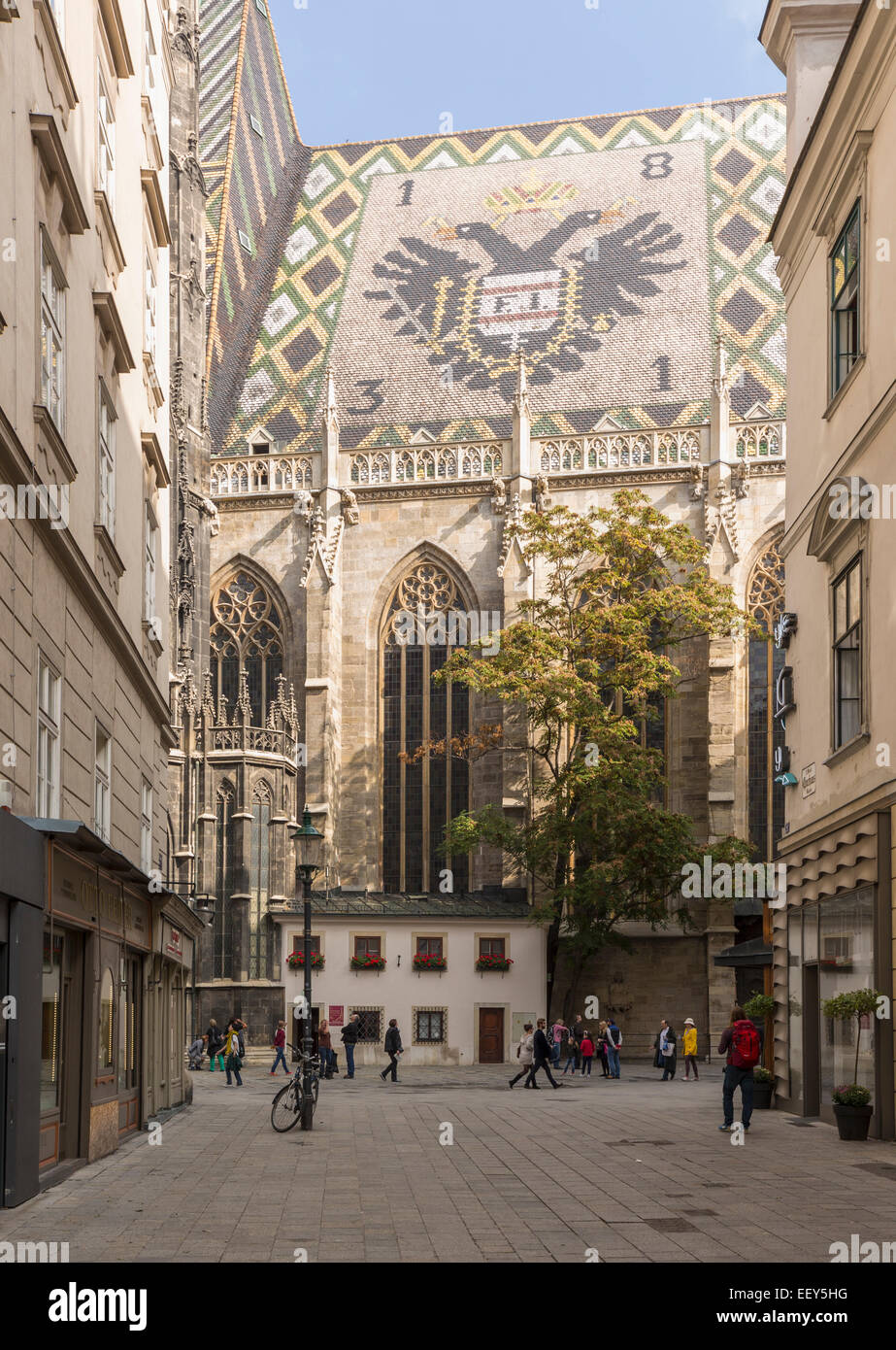Vista laterale di St Stephens Chiesa cattedrale o nel centro storico di Vienna, Austria, Europa Foto Stock