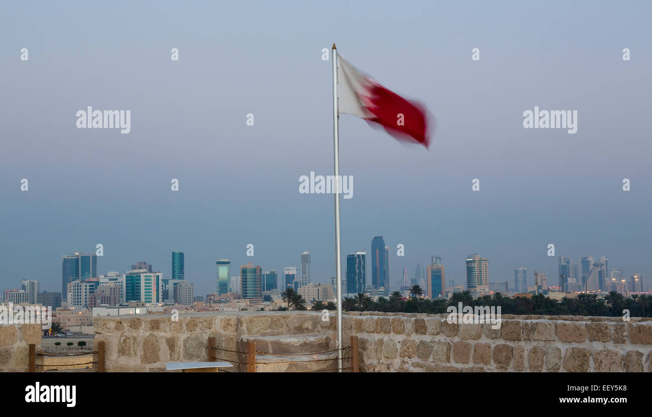 Bahrain bandiera in Bahrain Fort vicino a Manama al Seef, Bahrain Foto Stock