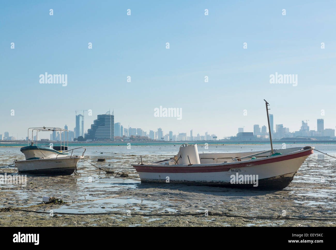 Manama, Bahrein, Medio Oriente - barche da pesca sul litorale Foto Stock
