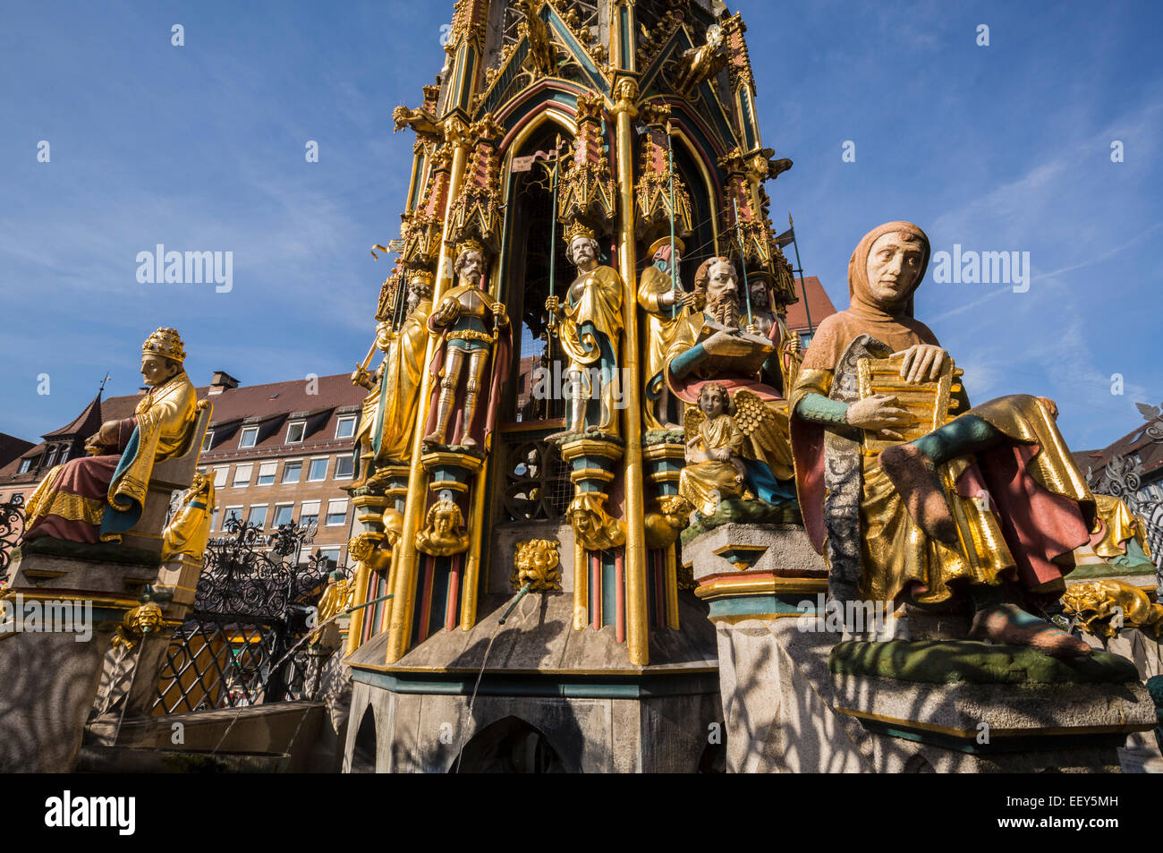 Dettaglio del Schoner Brunnen fontana e la statua nella piazza del mercato di Norimberga, Germania Foto Stock