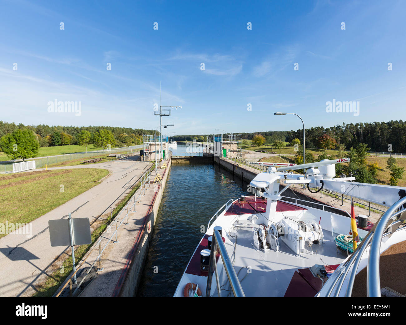 Battello da crociera lascia Hilpoltstein lock sul canale del Danubio vicino al Parlamento Continental Divide, Germania Foto Stock