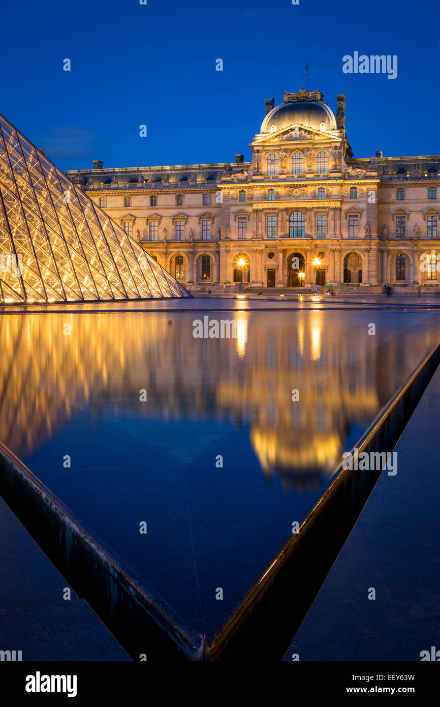 Twilight nel cortile del Musee du Louvre, Parigi Francia Foto Stock