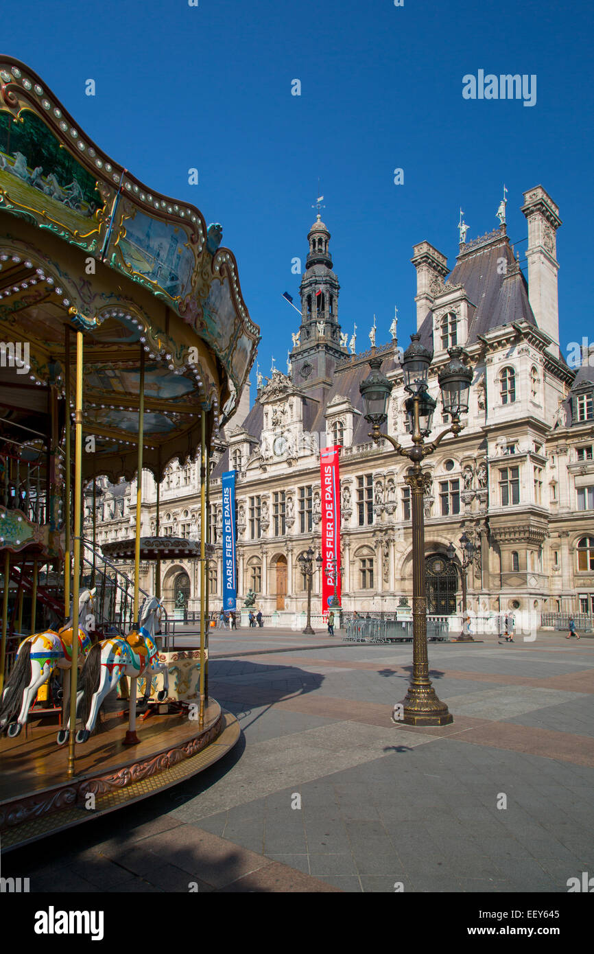 Giostra nella piazza sottostante Hotel de Ville, Parigi, Francia Foto Stock