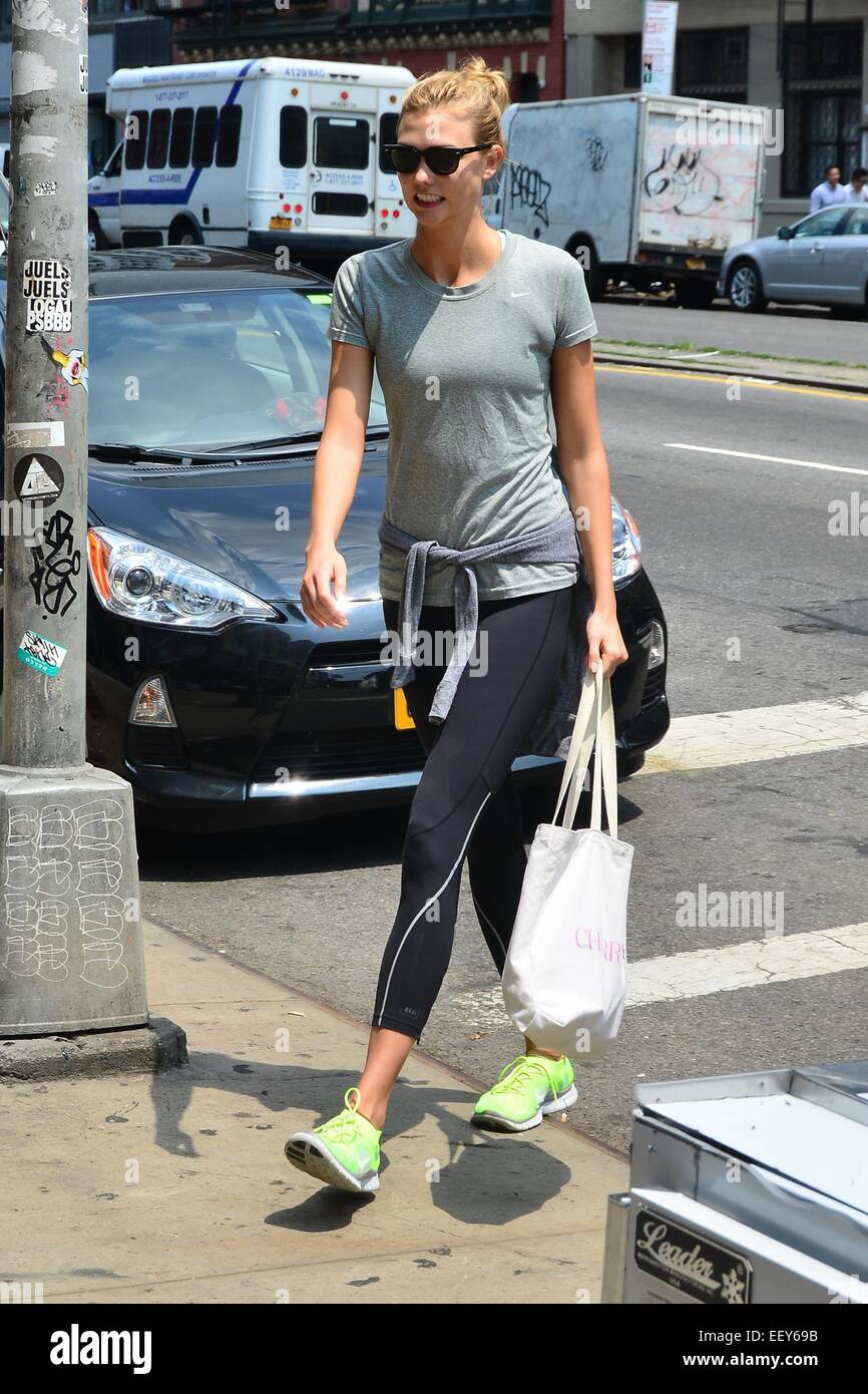 Taylor Swift che mostra un sacco di pelle in pantaloncini corti e una vasca  bianca top mentre fuori e circa a Manhattan con Karlie Kloss. Swift è stato  avvistato portando il suo