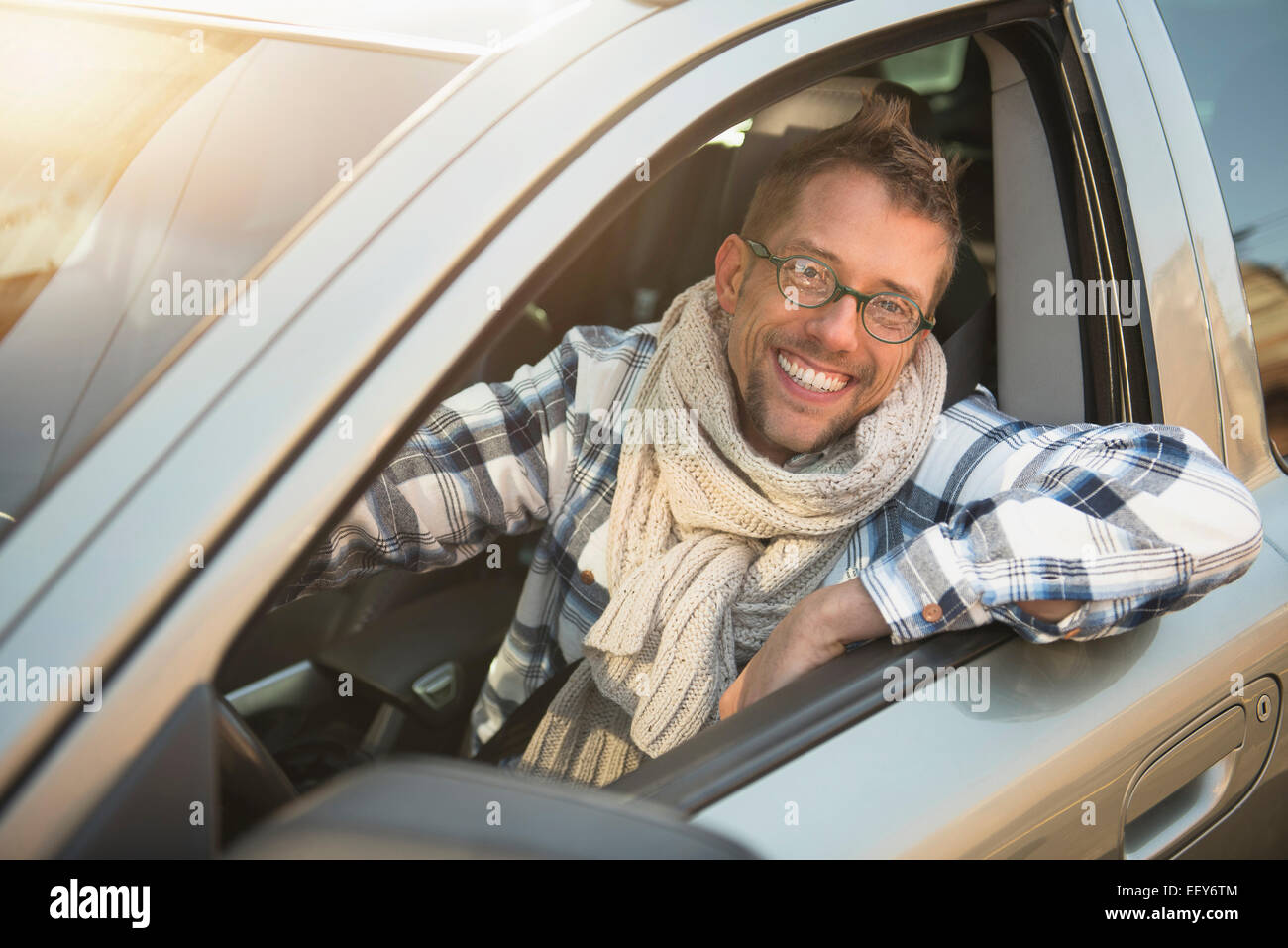 Ritratto di auto sorridente proprietario Foto Stock