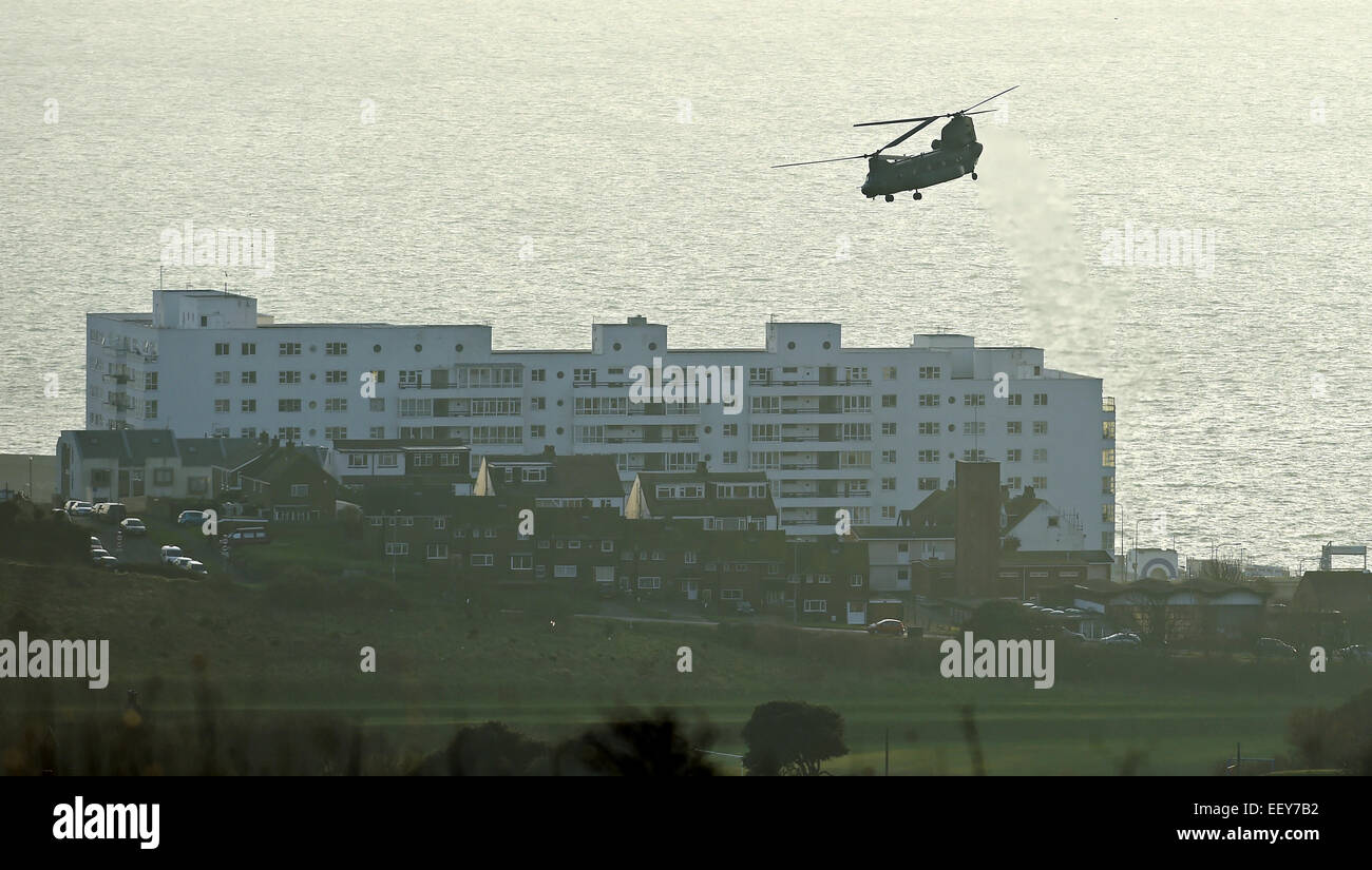 Brighton UK - Un elicottero Chinook ha visto volare sulla Sheepcote Valley Brighton Foto Stock