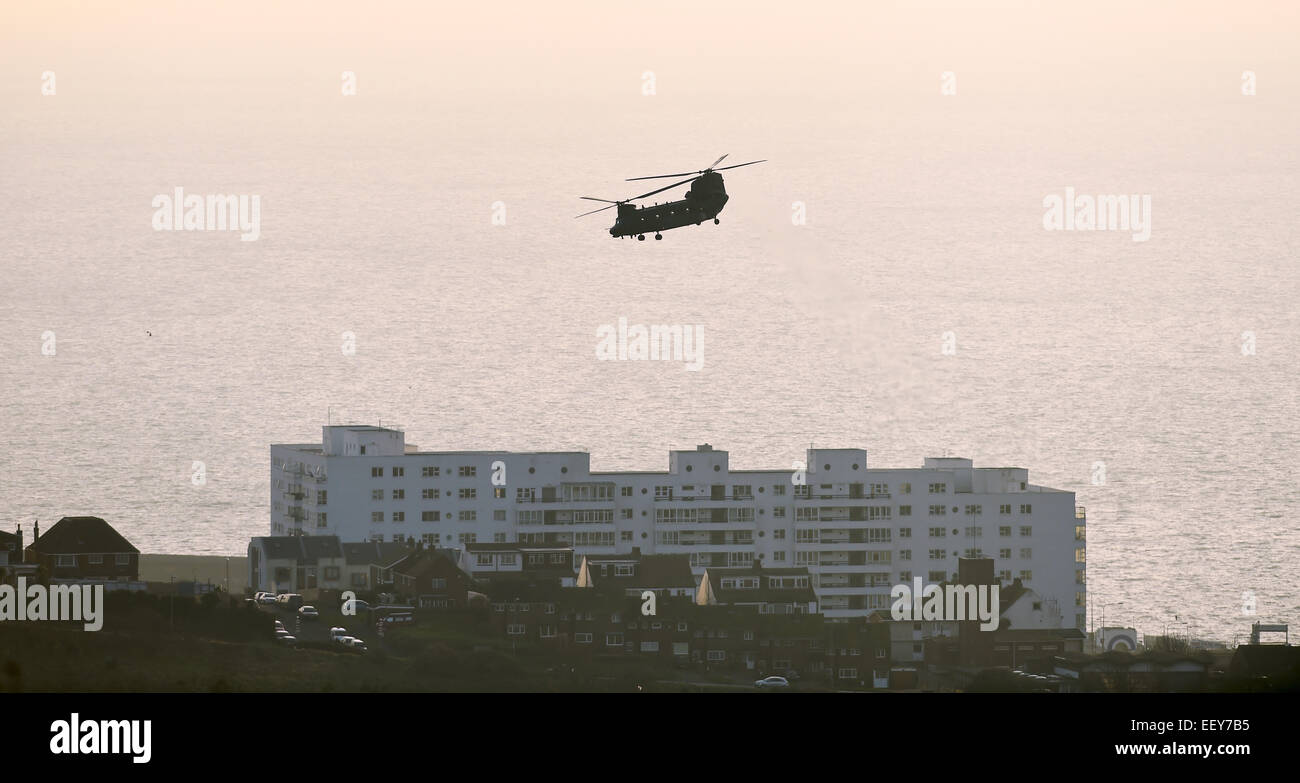 Brighton UK - Un elicottero Chinook ha visto volare sulla Sheepcote Valley Brighton Foto Stock