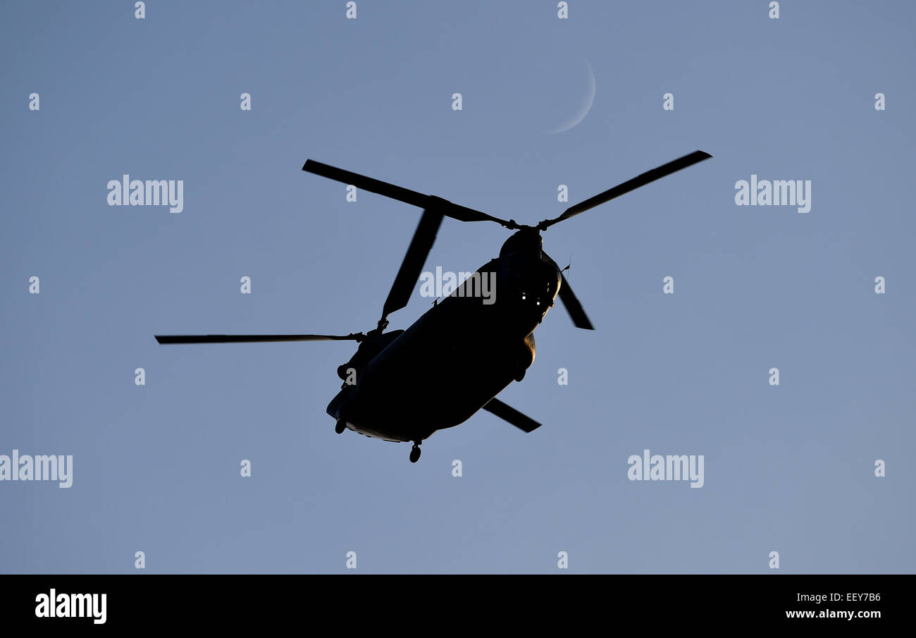 Brighton UK - Un elicottero Chinook ha visto volare sulla Sheepcote Valley Brighton Foto Stock