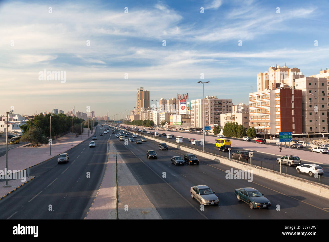 Il traffico della città in autostrada in Kuwait Foto Stock