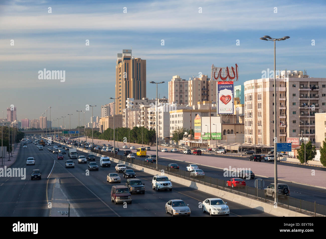 Il traffico della città in autostrada in Kuwait Foto Stock