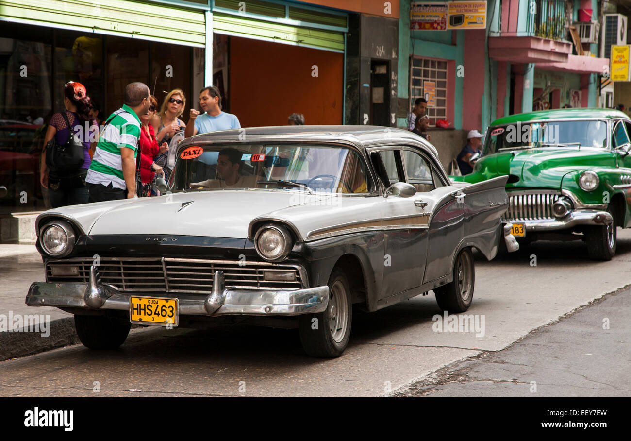 1957 Ford in primo piano e Buick in background per le strade della vecchia Havana, Cuba. Foto Stock