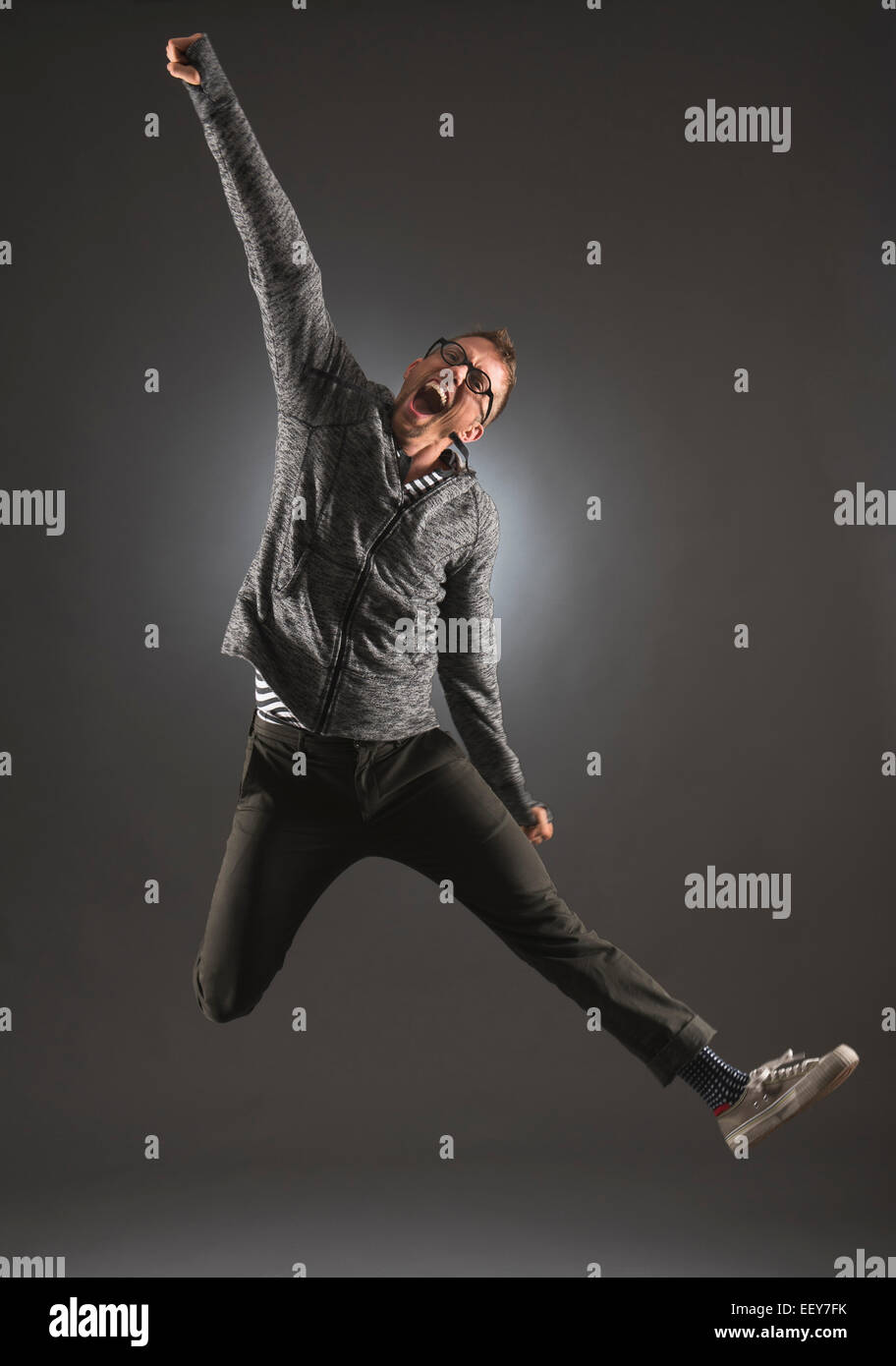 Studio shot dell'uomo jumping Foto Stock