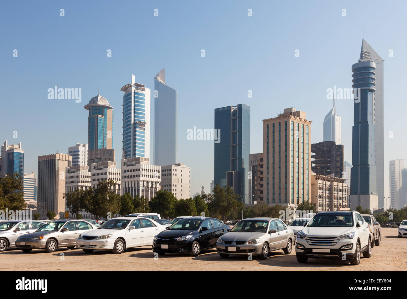 Davanti a vetture di Kuwait City grattacieli. Medio Oriente Arabia Foto Stock