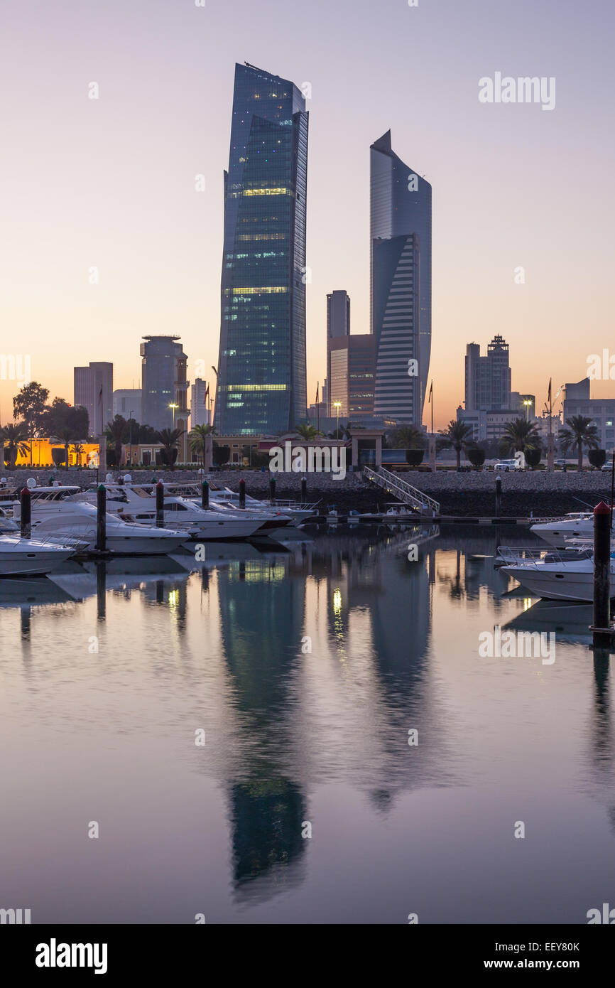 Souk Sharq Marina e Kuwait City al tramonto Foto Stock