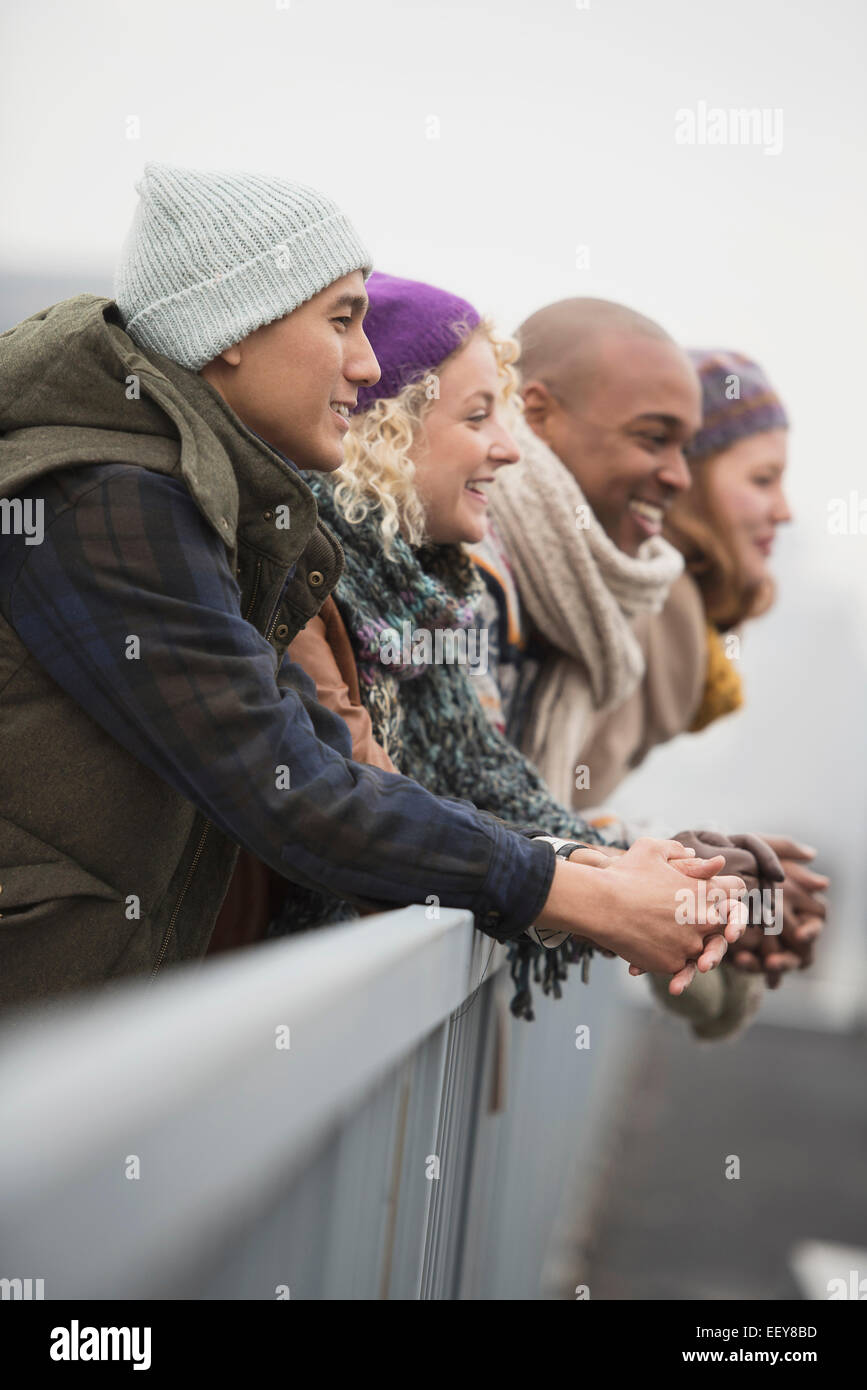 Amici in piedi sul ponte e ridere Foto Stock