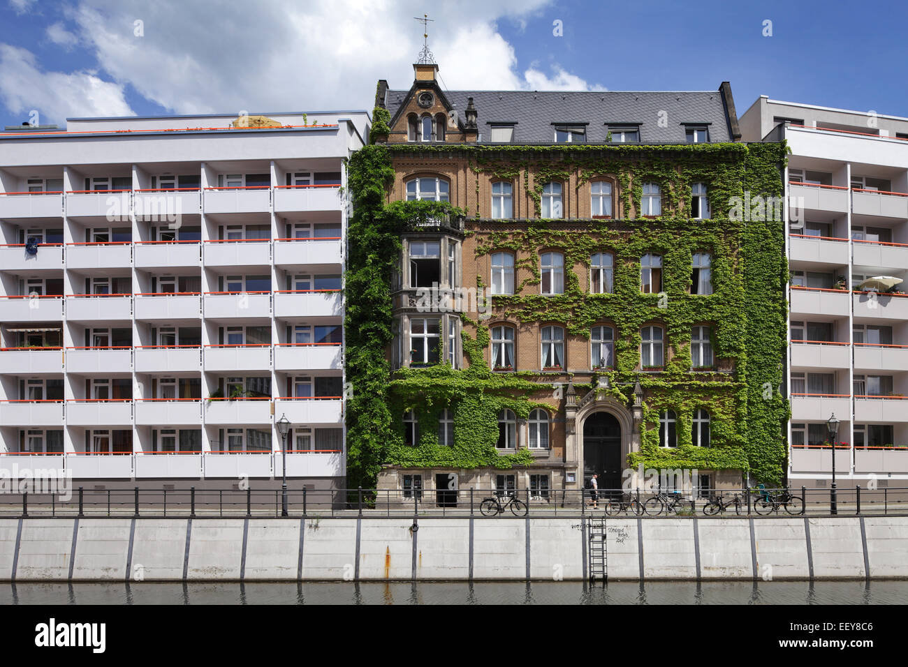 Berlino, Germania, ueberzogene con facciata Rankgewaechsen Foto Stock