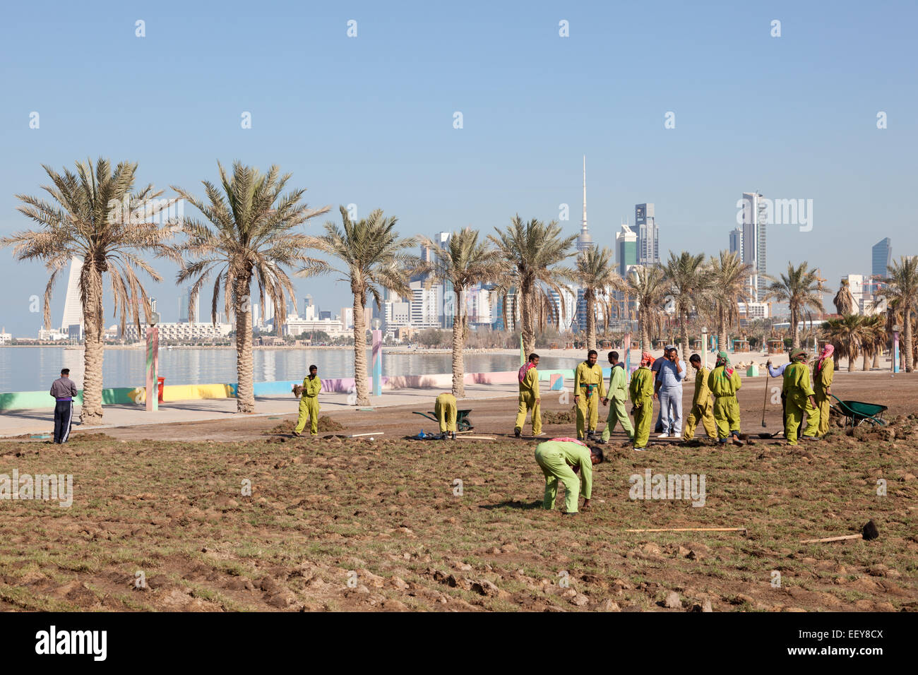 Lavoratori presso la corniche in Kuwait City Foto Stock