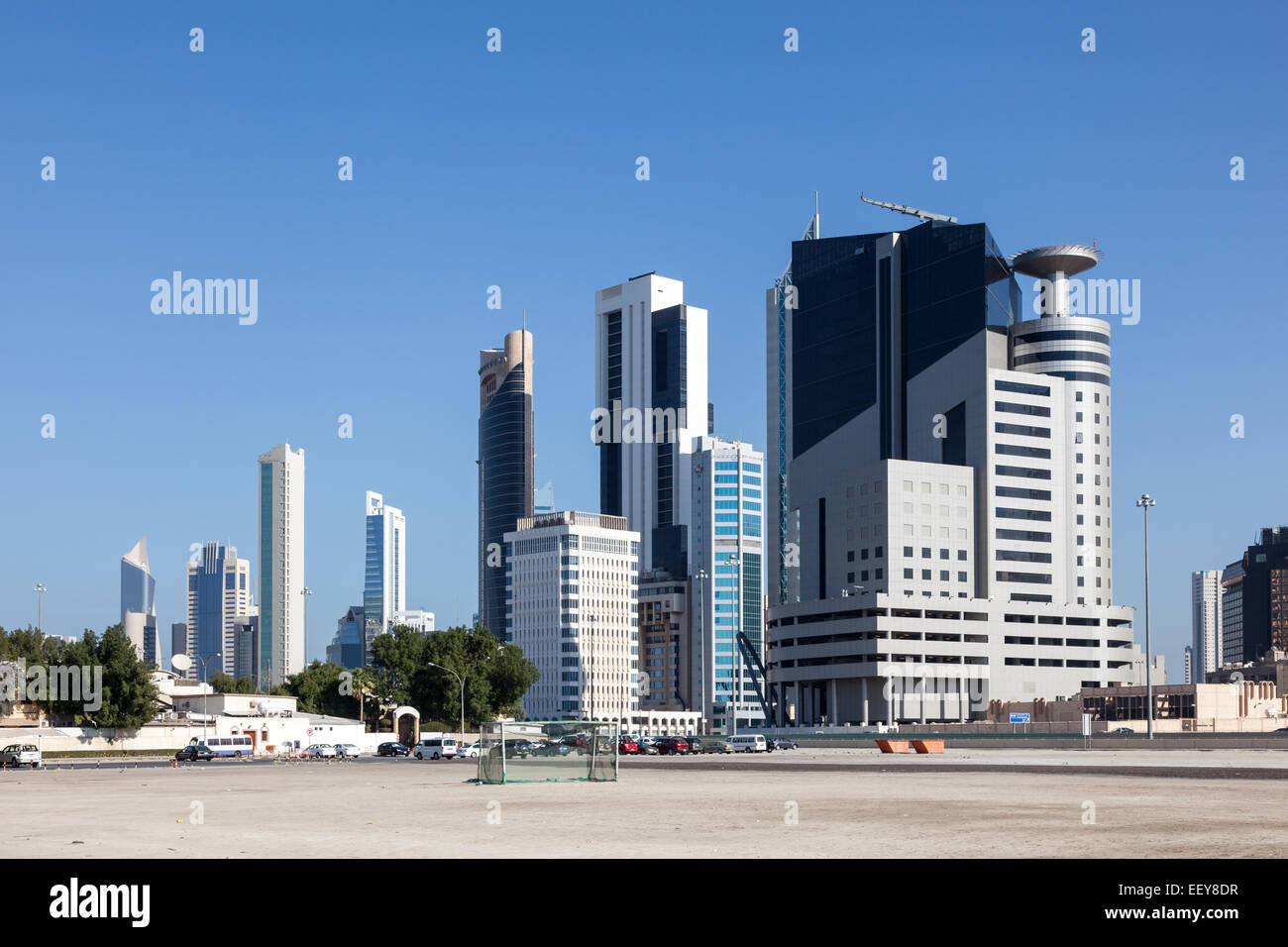 Edifici a più piani nel centro di Kuwait City, Medio Oriente Foto Stock