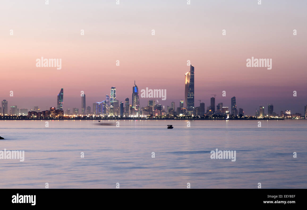 Skyline di Kuwait City di notte. Arabia, Medio Oriente Foto Stock