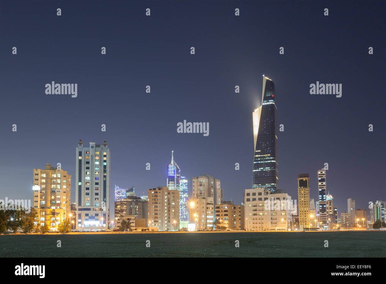 Skyline di Kuwait City illuminata di notte, Medio Oriente Foto Stock