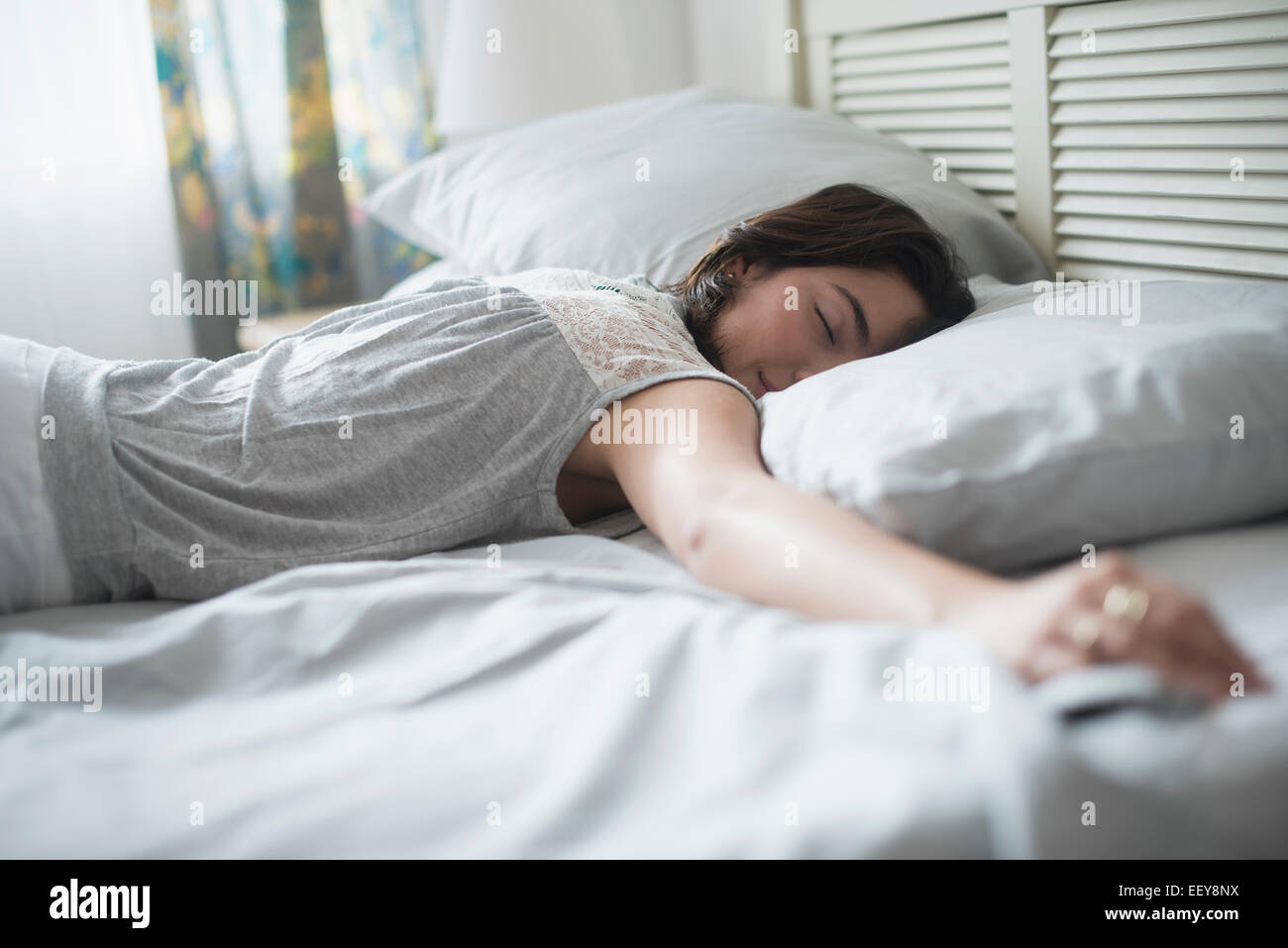 Donna che dorme nel letto Foto Stock