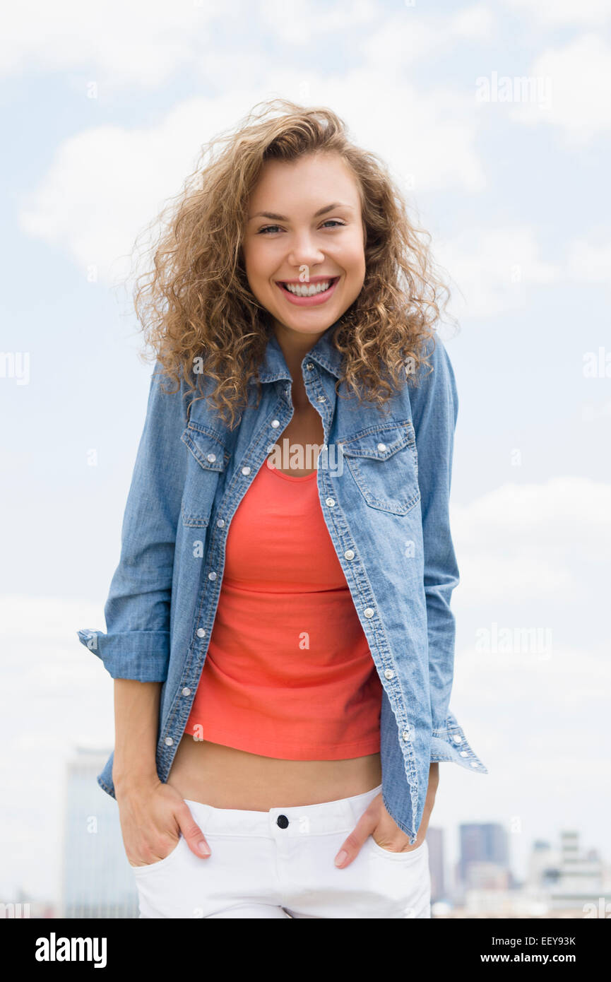 Ritratto di giovane donna che indossa il denim shirt Foto Stock