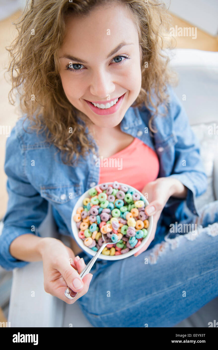 Ritratto di giovane donna mangiare cereali Foto Stock