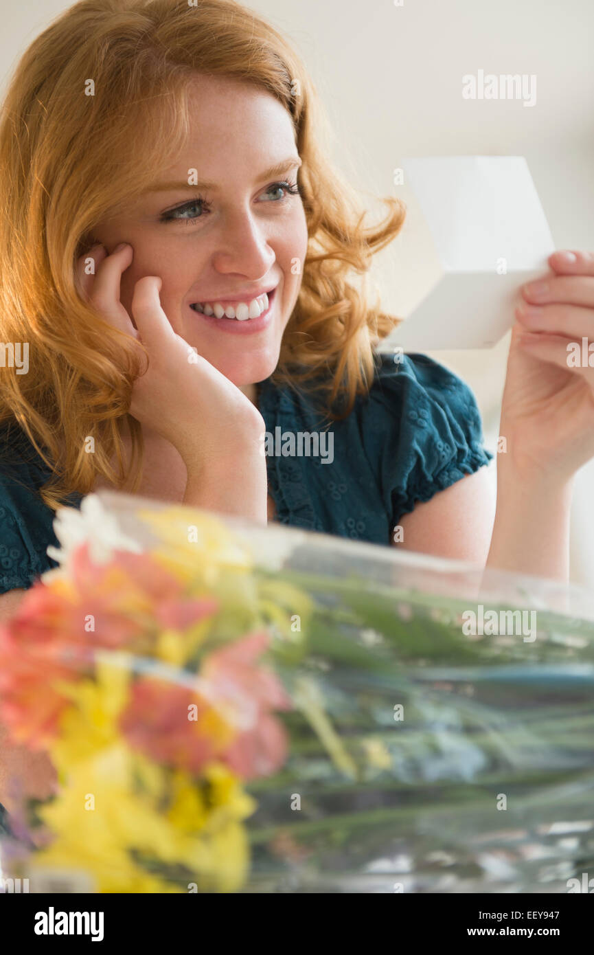 Giovane donna cartolina di lettura Foto Stock