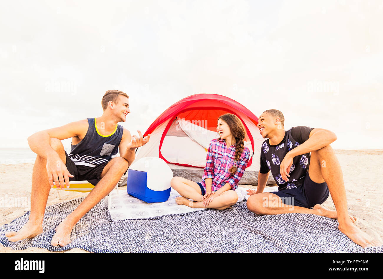 Giovani rilassante sulla spiaggia Foto Stock