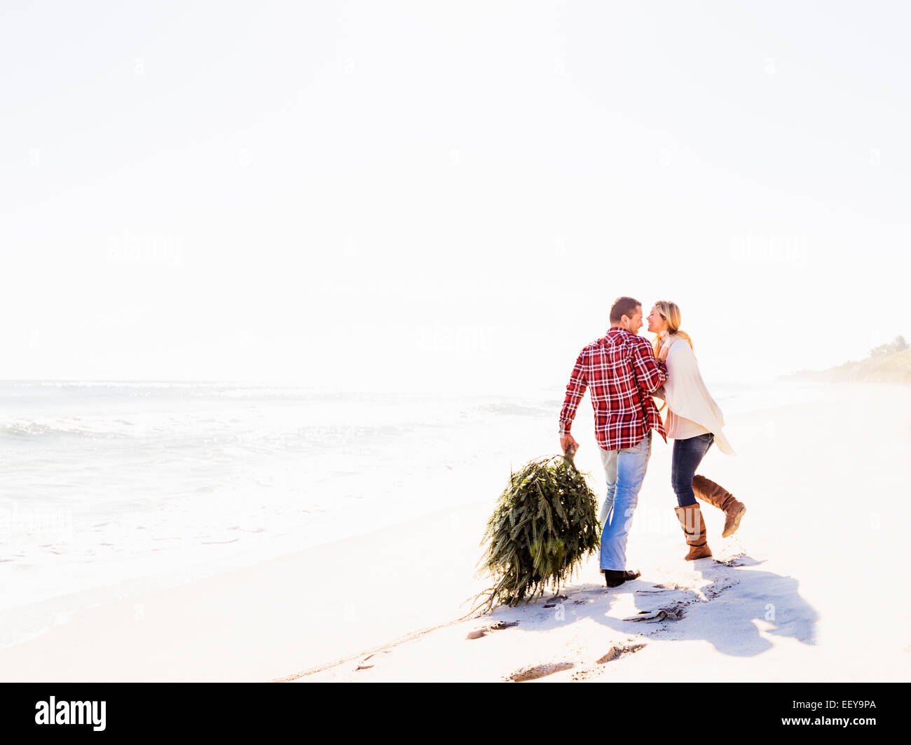 Stati Uniti d'America, Florida, Giove, amare giovane camminando sulla spiaggia con struttura ad albero Foto Stock