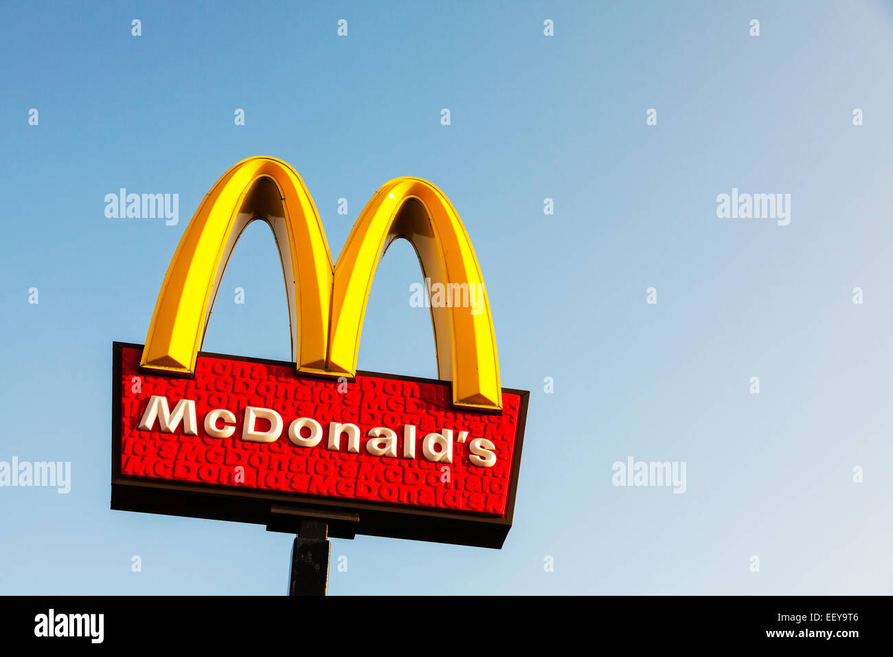 McDonald's M segno segnaletica grande catena di fast food al di fuori dello spazio di copia Grimsby Town Lincolnshire Humberside REGNO UNITO Inghilterra Foto Stock