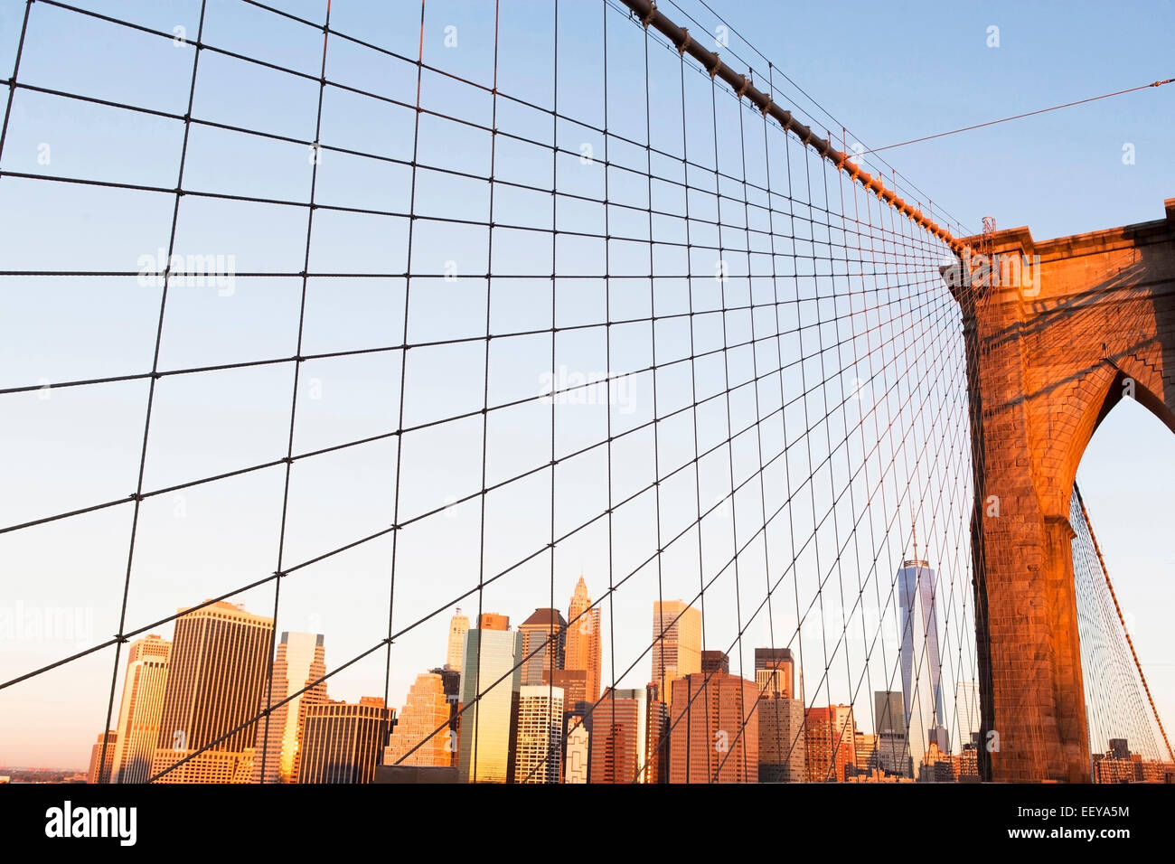 Stati Uniti d'America, nello Stato di New York, New York City e a basso angolo di vista del Ponte di Brooklyn Bridge Foto Stock