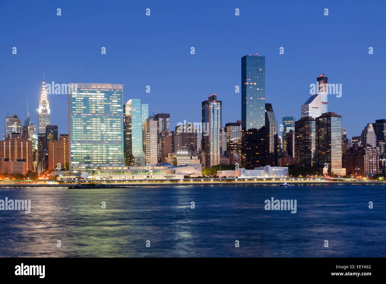 Stati Uniti d'America, nello Stato di New York, New York City, la città illuminata di notte Foto Stock