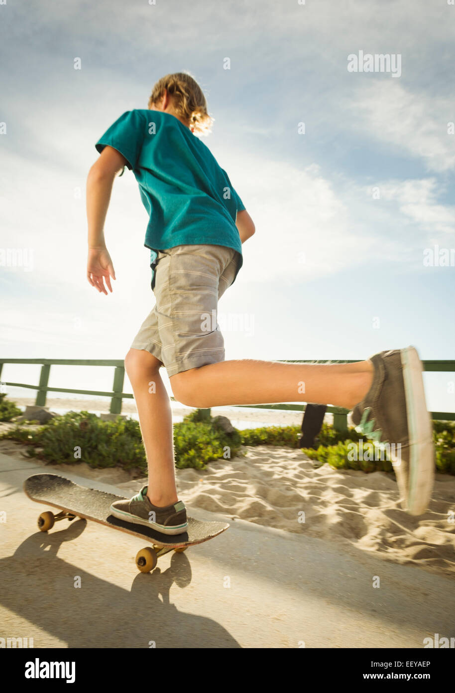 Stati Uniti, California, Laguna Beach, ragazzo adolescente (14-15) lo skateboard su percorso sulla spiaggia Foto Stock