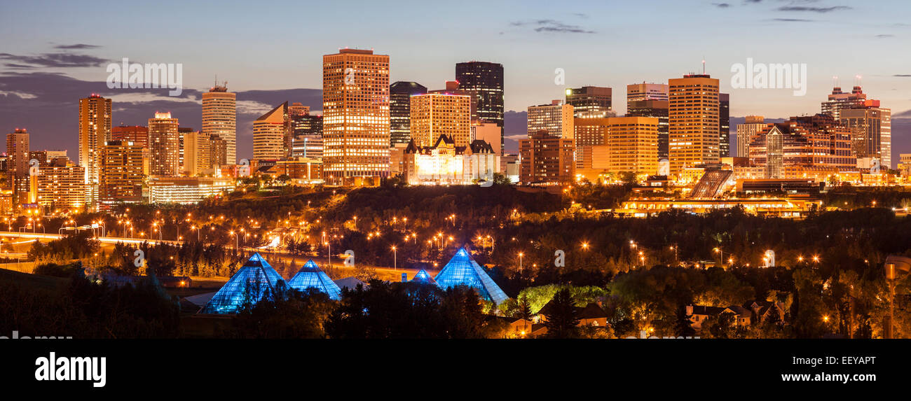 Canada, Alberta, Edmonton, illuminato città al crepuscolo Foto Stock