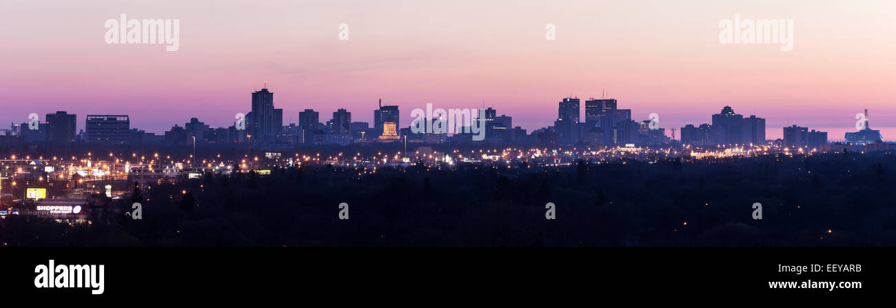 Canada, Manitoba, Winnipeg, Viola cityscape al tramonto Foto Stock