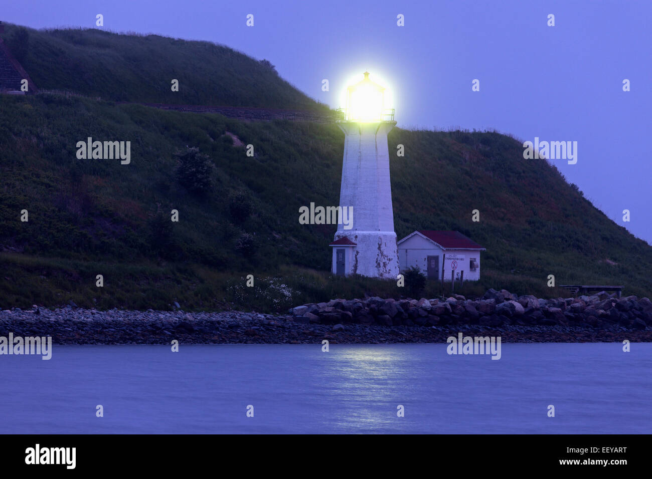 Canada, Nova Scotia, Georges Island Lighthouse sulla costa rocciosa all'alba Foto Stock