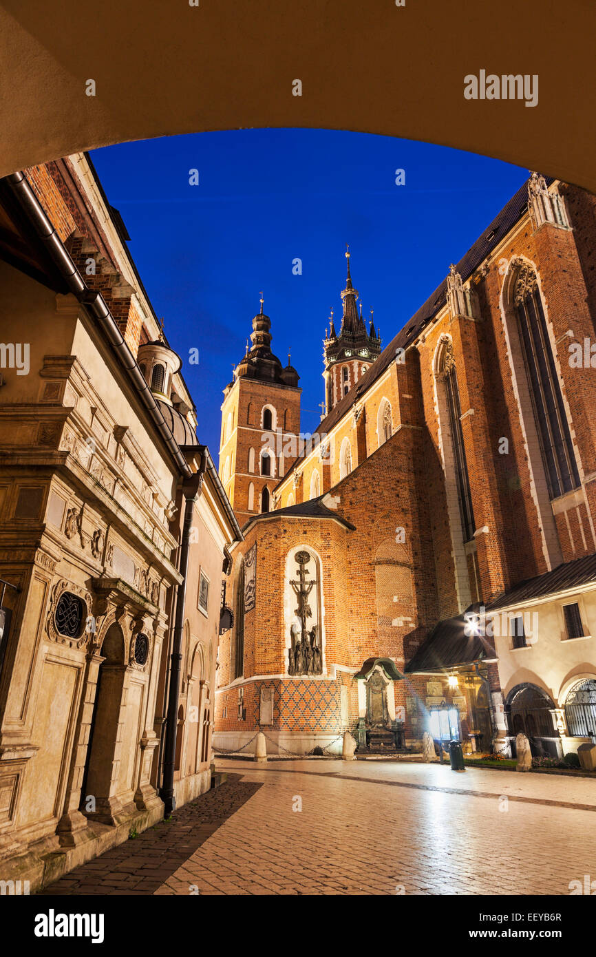 Polonia, Piccola Polonia, a Cracovia, basso angolo di vista la chiesa di Santa Maria e Santa Barbara Chiesa da sotto il passaggio arch Foto Stock